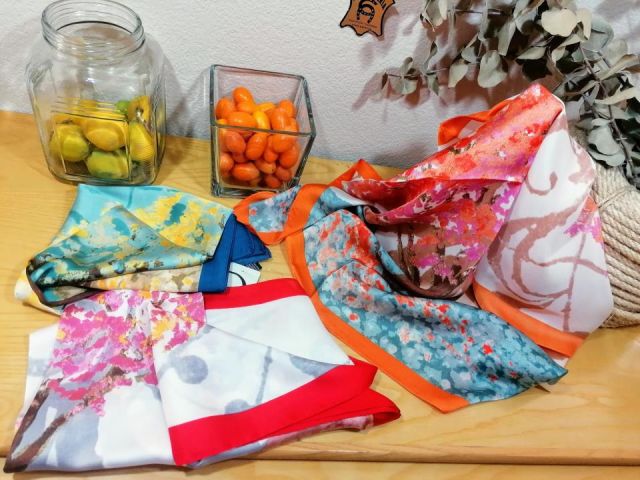 2765 PAÑUELO 100% PL 70X70 NARANJA/AZUL/ROJO