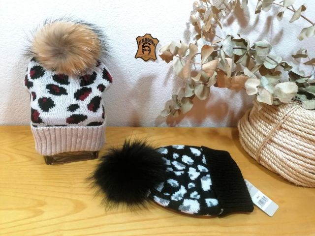 962 GORRO RACOON NEGR/BEIG C/POMPON 100%AC+RA 21