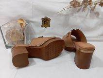 16147902 SANDALIA TIPO ZUECO PIEL CAMEL CARMELA