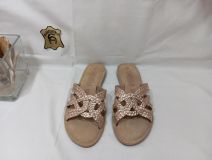 16164901 SANDALIA TIPO ZUECO PLANO PIEL ORO CARMEL