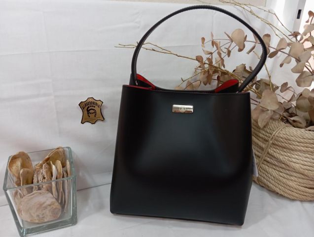 42-1015 BOLSO PIEL RUGA NEGRO 26X26X13