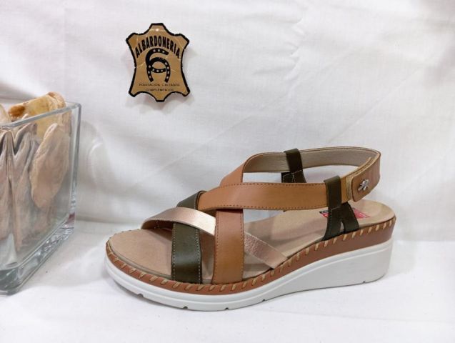 505276 SANDALIA LEZA F2135 HABANA DORE FLUCHOS