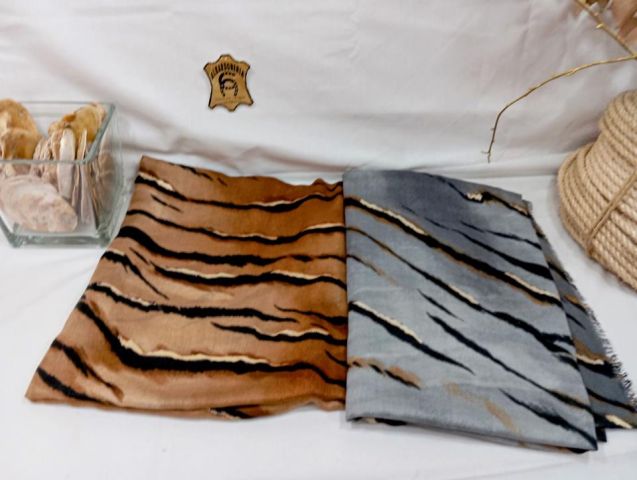 41000881 FULAR PRINT MARCADO FINO PELILLOS 100%P 