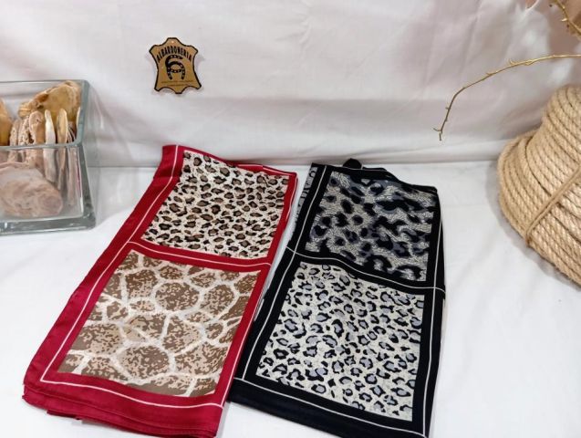 41000901 PAÑUELO 70X70CUADROS CENEFA ANIMAL PRINT 