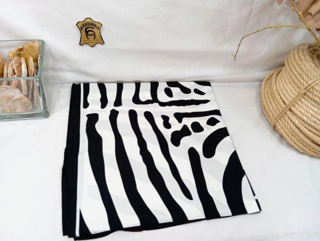 41000904 PAÑUELO 90X90 ANIMAL PRINT CEBRA 100%