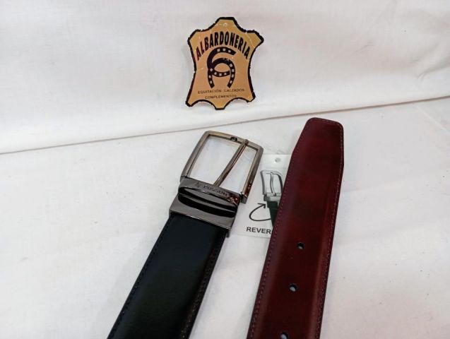 11658 CINTURON PIEL REVERSIBLE NEGRO-BURDEOS POSSU